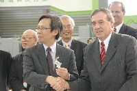 高斯國際與中華商務(wù)簽約儀式活動(dòng)現(xiàn)場，雙方互贈(zèng)禮物