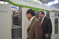 徐建國參觀GT750膠印機(jī)