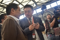 上海亞華常務(wù)副總范斐然向徐建國介紹亞華模切機(jī)性能