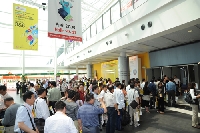 展會現(xiàn)場人潮涌動