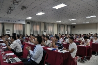 現(xiàn)場觀眾熱烈鼓掌