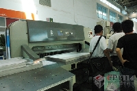 上海申威達(dá)裁切機(jī)亮相2012CHIPF展會(huì)現(xiàn)場(chǎng)
