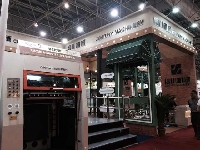 信川機(jī)械展位的接待區(qū)象家，象咖啡館。