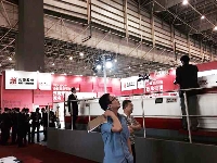 長榮股份將攜全新針對(duì)酒包設(shè)計(jì)的MK1060 深壓紋模切機(jī)首次亮相彩盒展。其展位號(hào)為1A10-19。