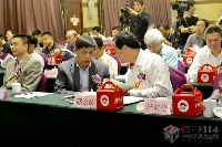鄞州區(qū)副區(qū)長張燁文（左）、我要印總經(jīng)理王圭平（中）、寧波貿(mào)易局副局長繆永法（右）