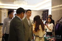 為寧波市鄞州區(qū)人民政府副區(qū)長(zhǎng)張燁文佩戴禮花
