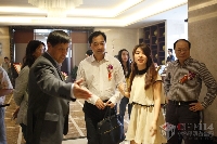 寧波市貿(mào)易局副局長(zhǎng)繆永法（左二）到達(dá)活動(dòng)現(xiàn)場(chǎng)