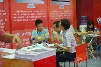 展館現(xiàn)場，我要印工作人員與客戶交流