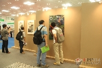 現(xiàn)場(chǎng)觀(guān)眾觀(guān)看展品