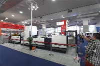 上海天岑公司最新熱刀立式復膜機為展會增添了一道亮麗的風景，客戶交口稱贊